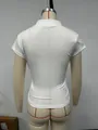 Vista posteriore dettagliata di una t-shirt bianca aderente su un manichino da sartoria - Taglia S / Top / Bianco (Foto Reale 2)