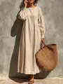 Vista intera di un abito lungo in lino beige con maniche a sbuffo e borsa di paglia - Taglia S / Vestiti / Albicocca