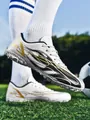 Zapatillas de fútbol blancas profesionales con llamas negras y doradas y suela de turf TF - 38 / Blanco Tacos Largos