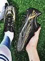Botas de fútbol para exterior en negro y oro con patrones de llamas y marca MIDFN - 38 / Negro Tacos Largos