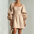 Beige linnen jurk in Franse stijl met 3D bloem lantaarnmouwen en een vierkante halslijn - S / Dresses / Abrikoos