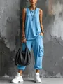 Mujer a la moda con un conjunto de chaleco de punto azul claro y pantalones cargo cortos - S / Top Y Pantalón / Azul cielo