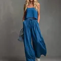 Dettaglio di un completo blu a due pezzi in cotone e lino con top a canotta e pantaloni larghi - Taglia S / Top e Pantaloni / Blu