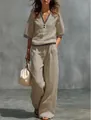 Detalle del conjunto de lino beige con cuello en V a rayas y textura de tela. - S / Top Y Pantalón / Caqui