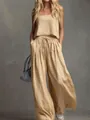 Vista ravvicinata di un completo beige a due pezzi in cotone e lino con pantaloni larghi - Taglia S / Top e Pantaloni / Albicocca