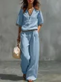 Vista completa de una modelo con un conjunto de lino azul claro con cuello en V y pantalón ancho - S / Top Y Pantalón / Azul cielo