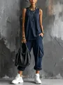 Detalle de un conjunto de top de punto sin mangas y pantalones cargo azul oscuro mujer - Azul marino