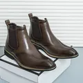Elegante braune Chelsea-Boots für Herren mit spitzer Zehenpartie und seitlichen Stretcheinsätzen - 38 / Dunkelbraun