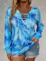 Nahaufnahme eines Batik-Langarmshirts in Übergröße mit Schnürung am V-Ausschnitt - Blau