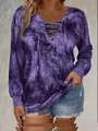Detailansicht des lila Batik-Langarm-T-Shirts mit Schnürung am Halsausschnitt - Lila