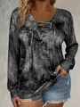 Detailansicht des Batik-Langarmshirts für Damen mit elegantem Schnür-V-Ausschnitt. - Schwarz