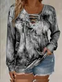 Detailaufnahme des grauen Batik-Langarmshirts mit geschnürtem Ausschnitt und Ösen - Grau