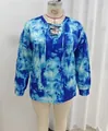 Plus Size langärmeliges T-Shirt mit blau-weißem Batikmuster und Schnür-V-Ausschnitt - Blau-Weiß Batik