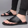Comfortable men's black leather minimalist toe-loop sandals for casual summer beach wear - 39 / Black