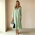 Elegante mintgroene maxi-jurk met V-hals, lange mouwen en een wijde strokenrok - Lichtgroen
