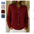 Dames vest in bordeaux met wafelgebreid patroon, een reverskraag en witte knopen. - S / Tops / Bordeauxrood