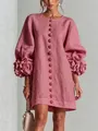 Elegantes rosa Leinenkleid mit 3D-Blumenakzenten an den Laternenärmeln und vorne. - Pfirsich