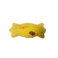 Détail d'un jouet en peluche jaune en forme de bonbon avec broderie de fraise - Bonbon Broderie Fraise / 17cmx8cm / Bonbon Jaune