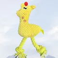 Detalle de juguete sonoro jirafa de peluche amarillo con resistentes patas de cuerda - Ciervo Amarillo