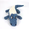 Vue détaillée du tissu texturé bleu et des yeux brodés sur le jouet crocodile pour animaux - 16x29cm / Crocodile Bleu