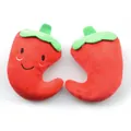 Zwei rote Chili Plüsch Quietschengspielzeuge für Hunde mit süßem gesticktem Lächeln - Kleine Paprika / 10-14cm
