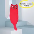 Peluche de gato rojo para mascotas con hierba gatera y un chirriador incorporado - Gato rosa en el tejado