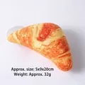 Giocattolo di peluche realistico a forma di cornetto per cani con squittio divertente - croissant