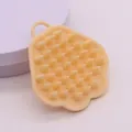 Weiche gelbe Silikon-Haustier-Bürste mit Massageborsten und praktischer Aufhängeschlaufe - Spitz zulaufende Schuhspitze / Gelb