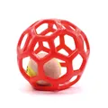 Jouet pour chien balle en caoutchouc rouge ajourée avec une petite balle de tennis - Style avec clochettes / Rouge