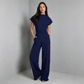 Vue détaillée de l'ensemble bleu marine en tricot côtelé avec haut et pantalon large. - S / Haut Et Bas / Bleu marine
