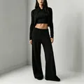 Gros plan sur un ensemble de sport noir trois pièces avec pantalon large et crop top - S / Haut et Bas / Noir