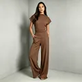 Détail d'un ensemble deux pièces en maille côtelée marron avec haut noué et pantalon large - S / Haut Et Bas / Café