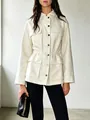 Detail einer weißen Arbeitsjacke mit tailliertem Kordelzug und funktionalen Pattentaschen - XS / Oberteile / Weiß