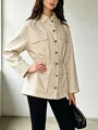 Nahaufnahme einer beigen Utility-Jacke mit Kordelzug an der Taille und Pattentaschen. - XS / Oberteile / Gebrochenes Weiß