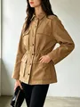 Detail der kamelbraunen Utility-Jacke mit Kordelzug und Umlegekragen für Damen - XS / Oberteile / Khaki