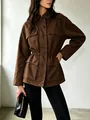 Detalle de una chaqueta utilitaria marrón con cordón ajustable y cuello de solapa - Café