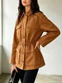 Detailansicht der braunen Damen-Utility-Jacke mit Kordelzug in der Taille und Taschen - XS / Oberteile / Karamellbraun