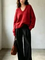 Vista dettagliata della morbida texture di un maglione rosso oversize con scollo a V da donna - XS / Top / Rosso
