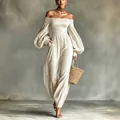 Eleganter schulterfreier beiger Plissee-Jumpsuit mit langen Puffärmeln und Taillendetail - S / Weiß