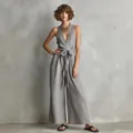 Elegante tuta grigia senza maniche con scollo a V, cintura in vita e design a gamba larga. - Taglia S / Vestiti / Grigio