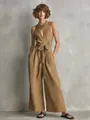 Elegante mouwloze jumpsuit met V-hals, tailleband en wijde pijpen in camelkleur - Khaki