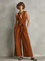 Elegante bruine mouwloze jumpsuit met V-hals en een modieuze strikriem voor dames - Karamel