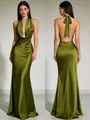 Detail van voor- en achterkant van een olijfgroene satijnen halterjurk met open rug - XS / Dresses / Olijfgroen