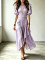 Elegantes lavendelfarbenes Midikleid mit Puffärmeln und asymmetrischem Rüschensaum - Hellviolett