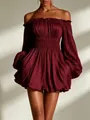 Dettaglio mini abito a pieghe bordeaux con spalle scoperte, maniche lunghe e vita arricciata. - Taglia S / Vestiti / Borgogna