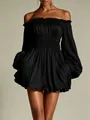 Dettaglio di elegante mini abito nero con spalle scoperte e maniche a pieghe. - Taglia S / Vestiti / Nero