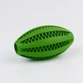Resistente giocattolo rugby per cani in gomma verde con funzione di erogazione - Palla da rugby / Grande Lunghezza 12cm / Verde