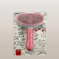 Détail montrant la brosse de toilettage rose pour chiens et chats dans son emballage - Brosse Carde Autonettoyante (Emballage Carton) / Rose