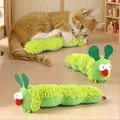 Détail d'un chat jouant avec un jouet chenille en peluche verte avec sons de crissement - Jouet Menthe Chenille
