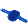 Blaue Silikon-Haustierbadebürste und Massagebürste mit verstellbarem Gurt für Tiere - OPP-Beutel / Blau